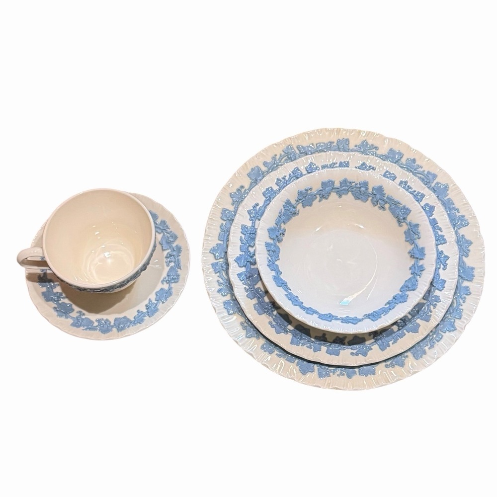 Wedgwood Lavender on Cream Queensware 5 Piece Place Setting Shell Edge